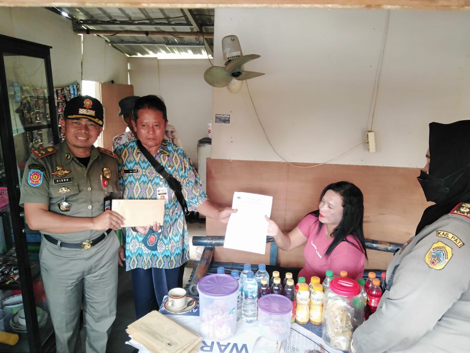 Salah satu pelaku usaha di pinggir jalan raya Pati-Kudus (pink) menerima ST2 dari perwakilan Bina Marga Provinsi Jateng yang didampingi Kasatpol PP Pati Sugiyono