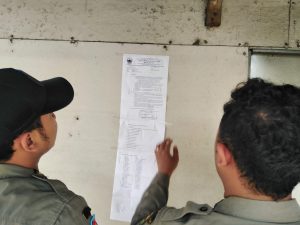 Petugas Satpol PP memasang Surat Teguran (ST) kedua di warung sekitar SPBU Margorejo, Selasa (30/5/2023)