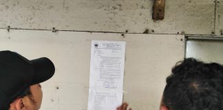 Petugas Satpol PP memasang Surat Teguran (ST) kedua di warung sekitar SPBU Margorejo, Selasa (30/5/2023)