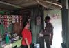 Kepala Satuan Polisi Pamong Praja (Satpol PP) Kabupaten Pati Sugiyono saat berkomunikasi dengan pelaku usaha mengenai permintaan pembongkaran mandiri
