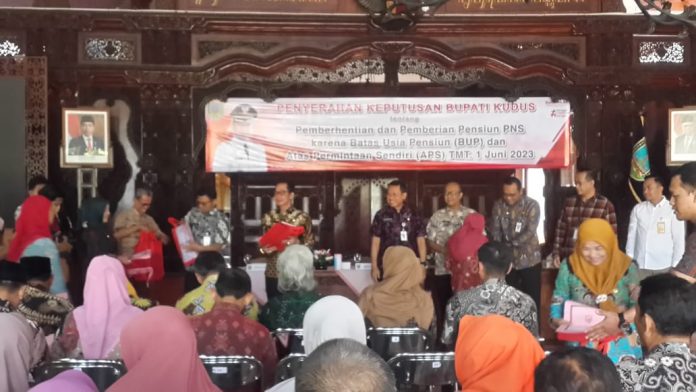 Foto: Penyerahan SK pensiun di Pendopo Kabupaten Kudus