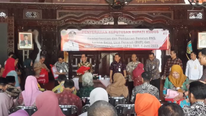 Foto: Penyerahan SK pensiun di Pendopo Kabupaten Kudus Foto: Penyerahan SK pensiun di Pendopo Kabupaten Kudus