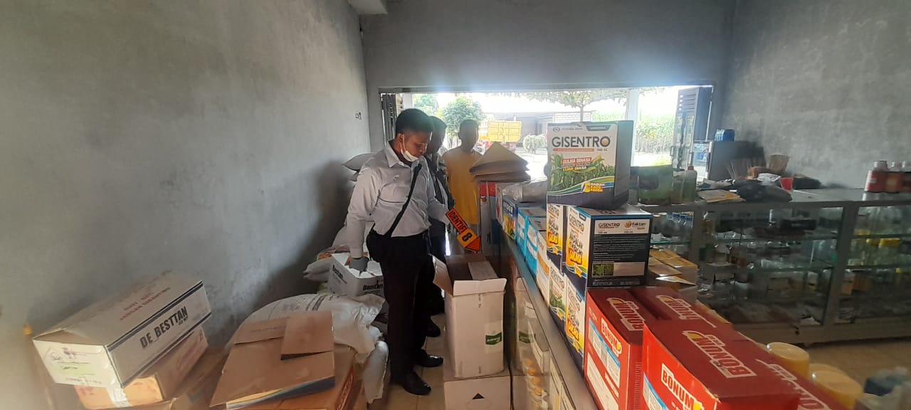 Personel Polsek Pucakwangi saat mendatangi toko pertanian yang sebelumnya disatroni maling