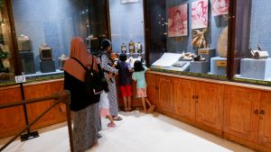 Foto: pengunjung saat sedang melihat koleksi di Museum Kretek Kudus