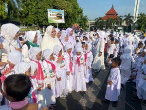 Foto: Puluhan Anak Raudhatul Athfal saat berada di Simpang Tujuh Kudus yang turut memeriahkan peragaan manasik haji