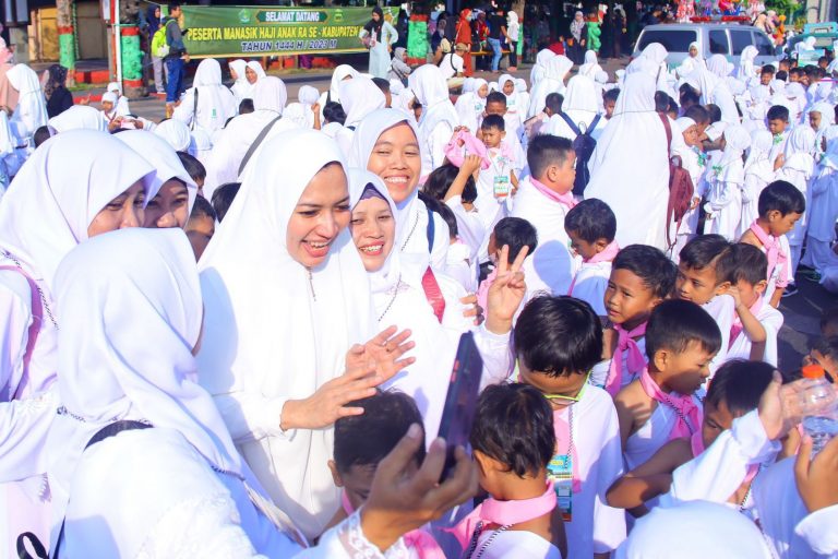 Puluhan Anak Raudhatul Athfal Ikuti Peragaan Manasik Haji di Kudus