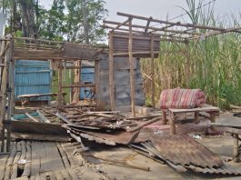 Sisa material bangunan warung di Margorejo usai dibongkar