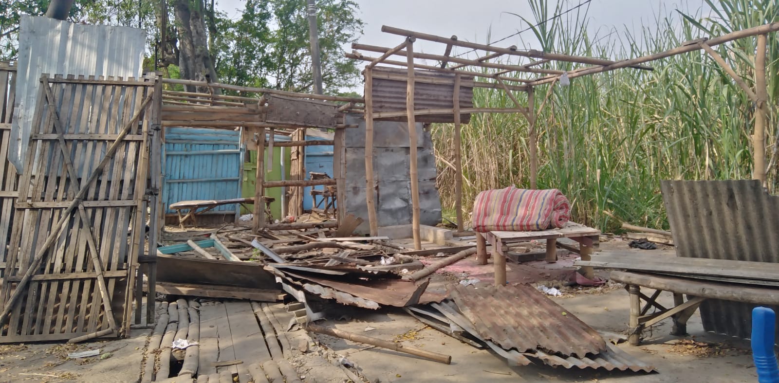 Sisa material bangunan warung di Margorejo usai dibongkar