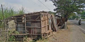 Terlihat warung masih berdiri di pinggir jalan raya Pati-Kudus yang diduga sebagai tempat prostitusi