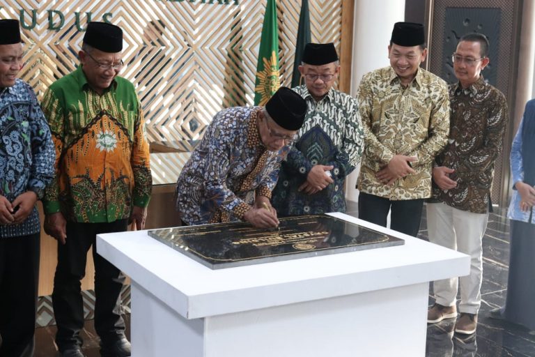 Ketum PP Muhammadiyah Tandatangani Prasasti Gedung Crystal Building UMKU