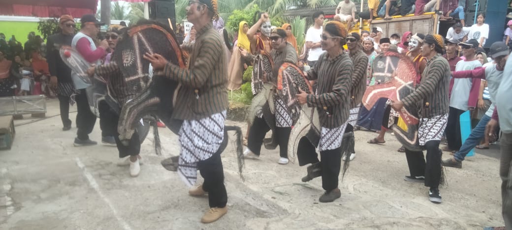 Penampilan kesenian jaranan meriahkan kegiatan sedekah bumi di Desa Karangsari Kecamatan Cluwak Kabupaten Pati, Selasa (6/6/2023)