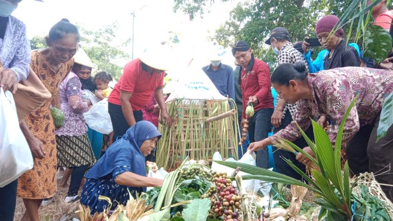 2 Ribu Tlandik Usai Didoakan Langsung Diserbu Warga