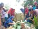Warga berebut gunungan hasil bumi saat sedekah bumi desa Jrahi Kecamatan Gunungwungkal Pati, Selasa (6/6/2023)