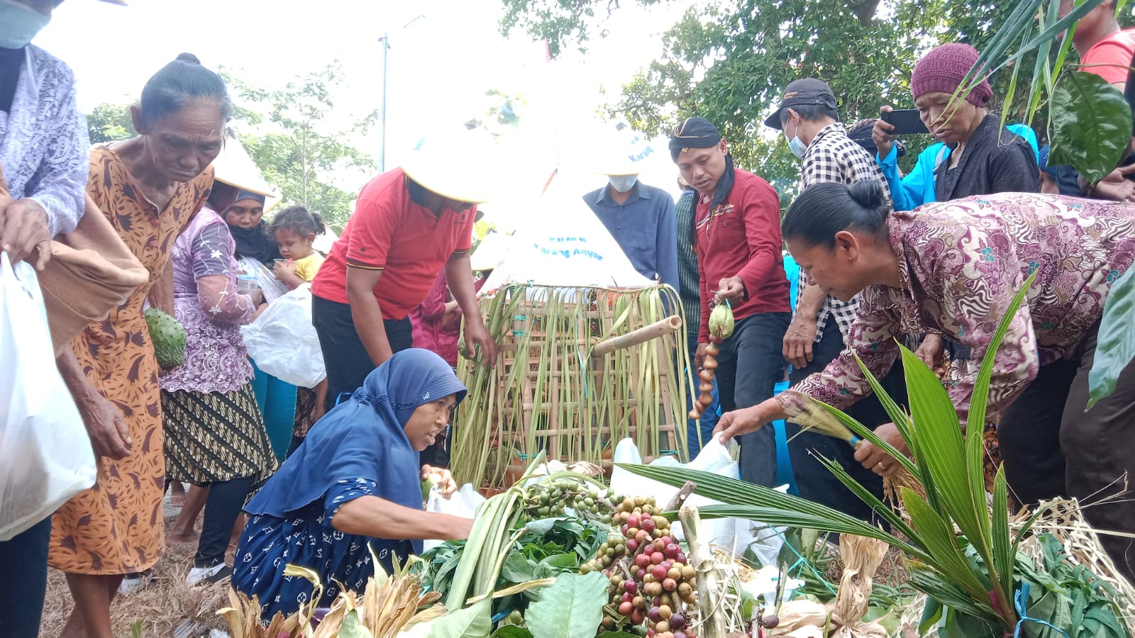 Warga berebut gunungan hasil bumi saat sedekah bumi desa Jrahi Kecamatan Gunungwungkal Pati, Selasa (6/6/2023)