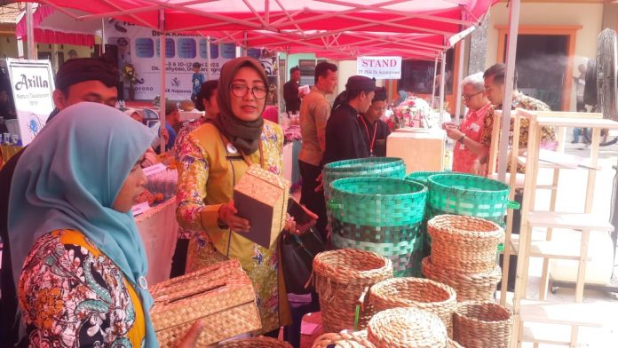 Foto: Kepala Dinas Kebudayaan dan Pariwisata Kudus Mutrikah saat membeli beberapa dagangan UMKM di Desa Karangrowo Foto: Kepala Dinas Kebudayaan dan Pariwisata Kudus Mutrikah saat membeli beberapa dagangan UMKM di Desa Karangrowo
