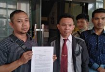 Martinus Bayu Krismantoro korban penggelapan mobil (kiri) bersama kuasa hukumnya, Esera Gulo (kanan) saat mendatangi dan membuat LP di Polresta Pati, Rabu (7/6/2023)