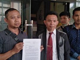Martinus Bayu Krismantoro korban penggelapan mobil (kiri) bersama kuasa hukumnya, Esera Gulo (kanan) saat mendatangi dan membuat LP di Polresta Pati, Rabu (7/6/2023)