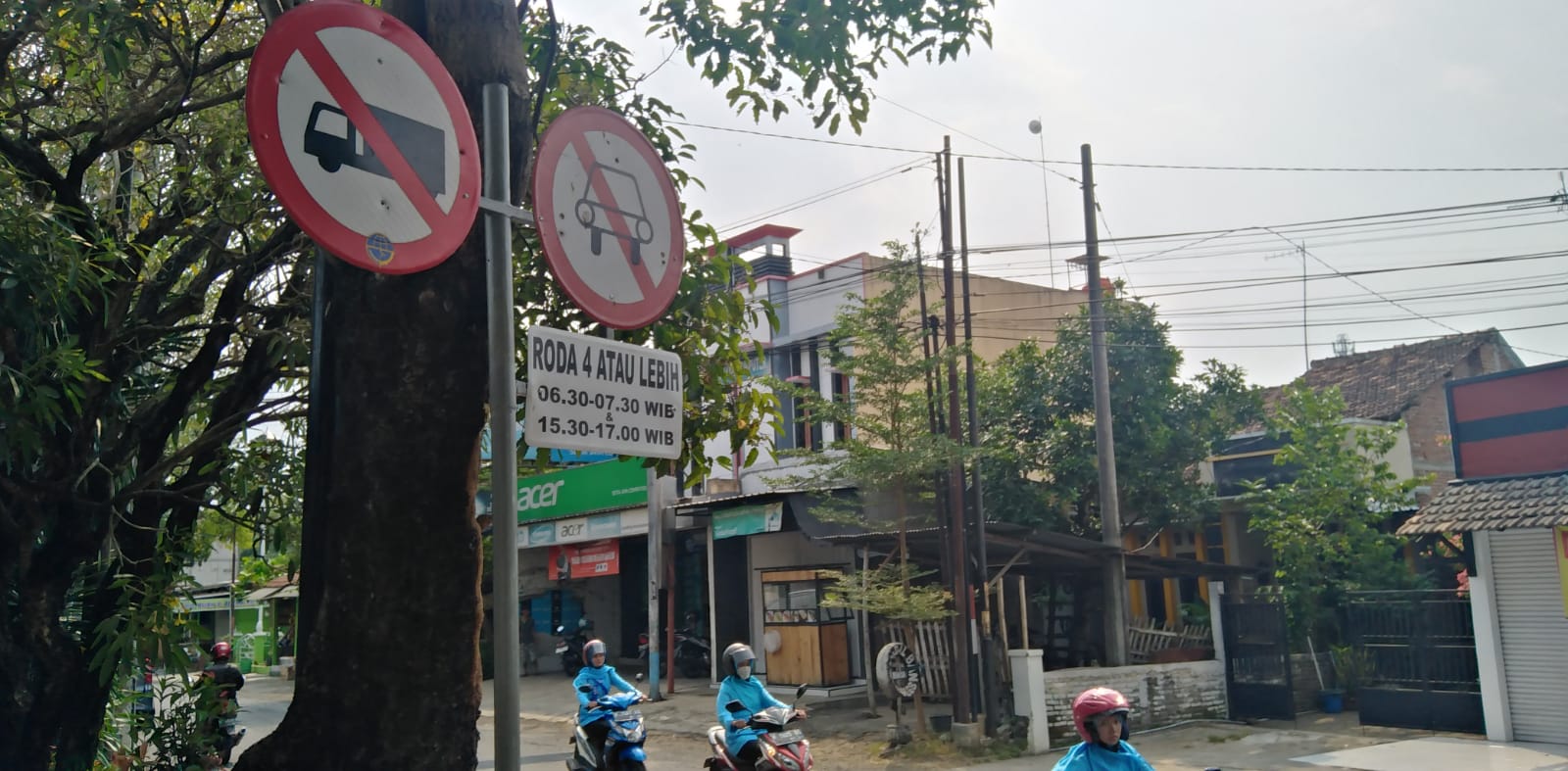 Rambu lalu lintas kendaraan roda 4/lebih dilarang melintas ke Jalan Sunan Kalijaga pada jam tertentu