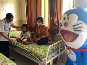 Foto: Saat pegawai RSUD dr Loekmono Hadi datang ke ruangan pasien membawa Doraemon