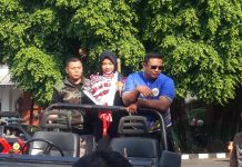 Foto: Safira Dwi Meilani saat berada di mobil Jeep untuk persiapan diarak menuju ke rumahnya