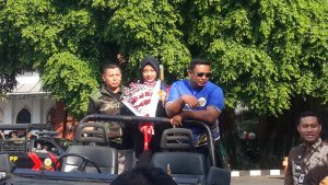 Foto: Safira Dwi Meilani saat berada di mobil Jeep untuk persiapan diarak menuju ke rumahnya