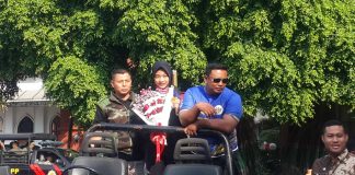 Foto: Safira Dwi Meilani saat berada di mobil Jeep untuk persiapan diarak menuju ke rumahnya