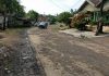 Tampak mobil melintas di salah satu ruas jalan rusak di Kabupaten Pati