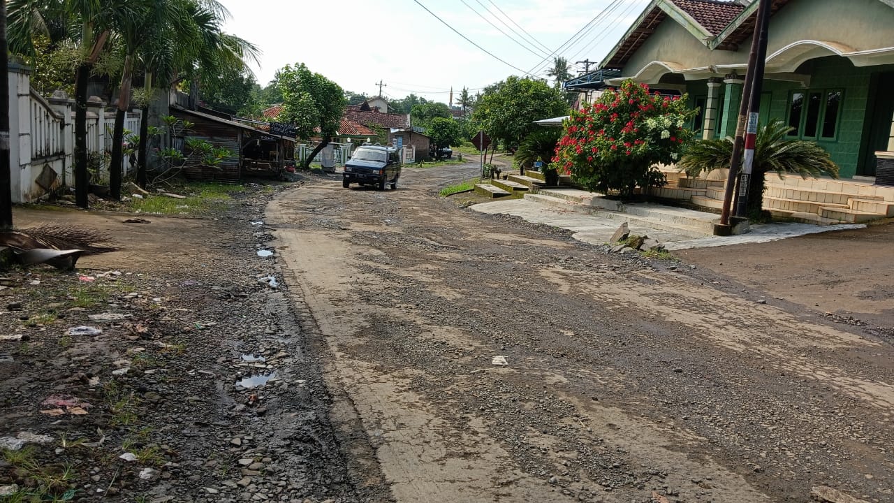 Tampak mobil melintas di salah satu ruas jalan rusak di Kabupaten Pati