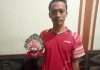 Foto: Subandi saat sedang memegang miniatur barongan buatannya