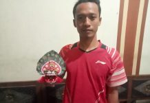 Foto: Subandi saat sedang memegang miniatur barongan buatannya