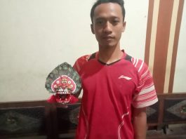 Foto: Subandi saat sedang memegang miniatur barongan buatannya