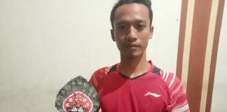 Foto: Subandi saat sedang memegang miniatur barongan buatannya