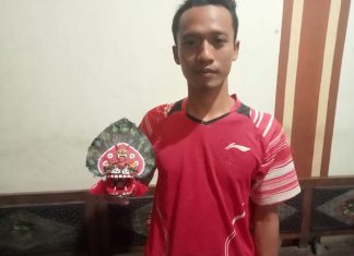 Foto: Subandi saat sedang memegang miniatur barongan buatannya
