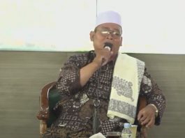 Foto: Pengasih Masjid Agung Demak Fathan saat mengisi istighosah