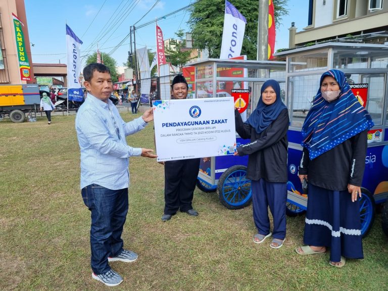 Program TMMD, BRI Kudus Berikan Lima Gerobak untuk UMKM