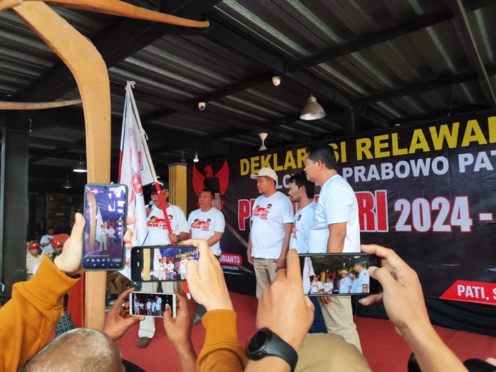Penyerahan bendera merah putih sebagai simbol deklarasi Loyalis Prabowo Pati (LPP)
