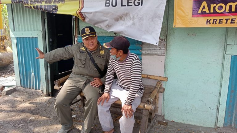 Satu Warung Tak Terima Warungnya Dibongkar Paksa