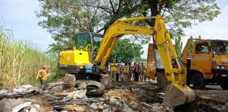 Satu alat berat didatangkan untuk membongkar warung prostitusi di Margorejo, Senin (12/6/2023)