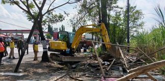 Alat berat diturunkan untuk membongkar puluhan warung prostitusi di Margorejo, Senin (12/6/2023)