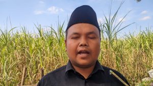 Ketua MWC NU Margorejo, Mahfud saat memberikan keterangan kepada wartawan saat pembongkaran warung di Margorejo, kemarin