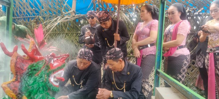 Sedekah Bumi di Gunungsari: Perangkat Desa Diwajibkan Joget