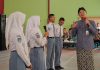 Ganjar saat berinteraksi dengan siswa siswa SMA Negeri 1 Kradenan Grobogan