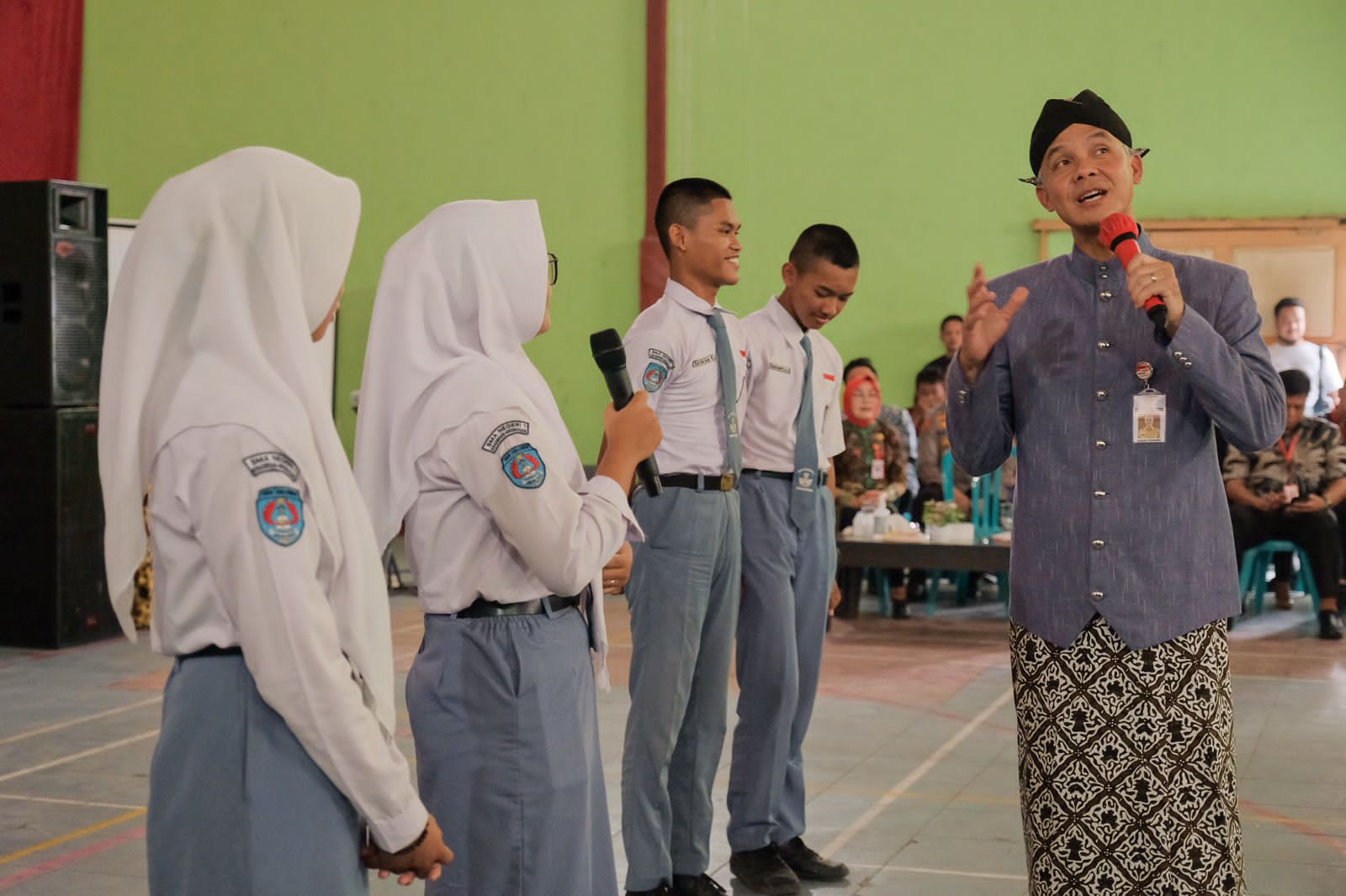 Ganjar saat berinteraksi dengan siswa siswa SMA Negeri 1 Kradenan Grobogan