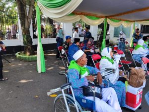 Foto: jemaah lansia asal Kabupaten Pati saat mengikuti upacara di Pendopo, Jumat (16/6/2023)