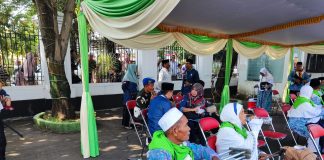 Foto: jemaah lansia asal Kabupaten Pati saat mengikuti upacara di Pendopo, Jumat (16/6/2023)