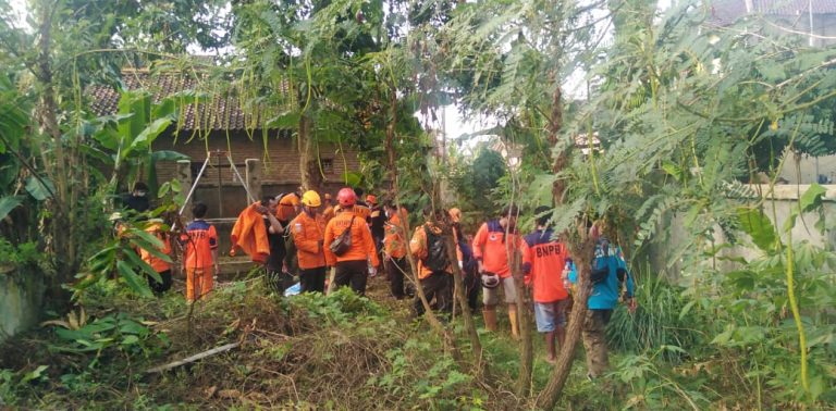 Penemuan Mayat di Dalam Sumur Puri Dibawa ke RSUD Soewondo