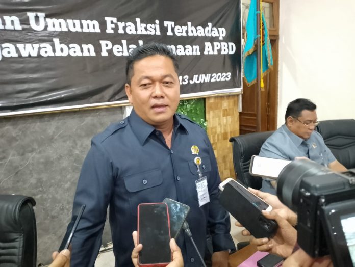 Ketua DPRD Pati, Ali Badrudin saat memberikan keterangan kepada wartawan