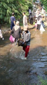 Mahasiswa Prodi PMI IPMAFA Pati melakukan resik kali di Sungai Waturoyo