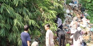 Mahasiswa Prodi PMI IPMAFA Pati melakukan resik kali di Sungai Waturoyo