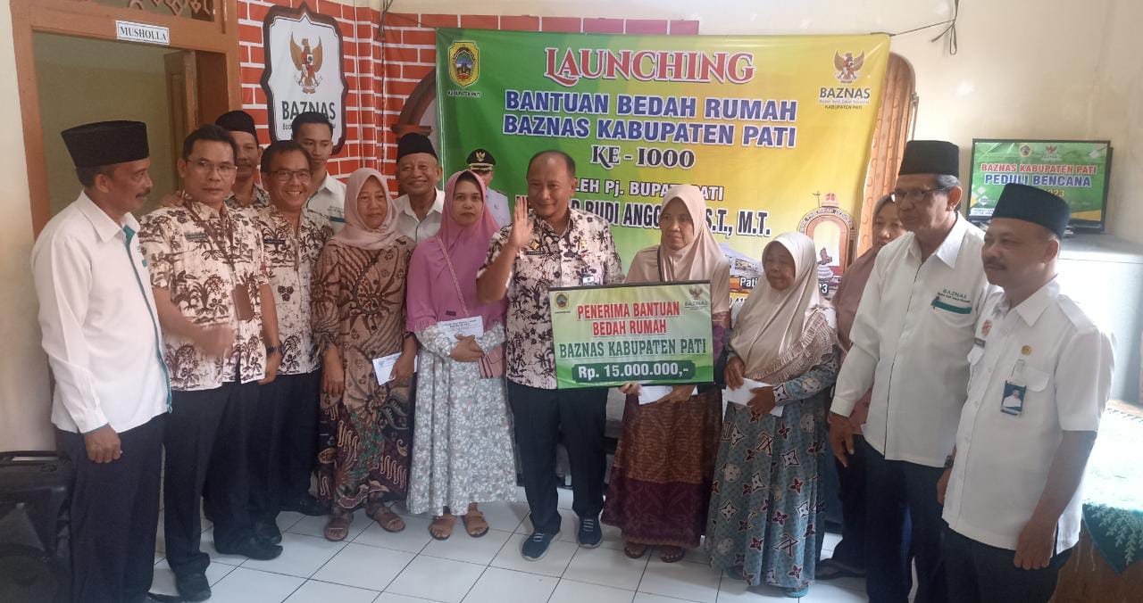 Foto bersama Pj Bupati Pati Henggar Budi Anggoro saat Launching program bedah RTLH Baznas Pati yang ke-1000, Selasa (20/6/2023)